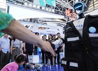 超吸睛！絲博會上智能機器人玩轉銷售新花樣